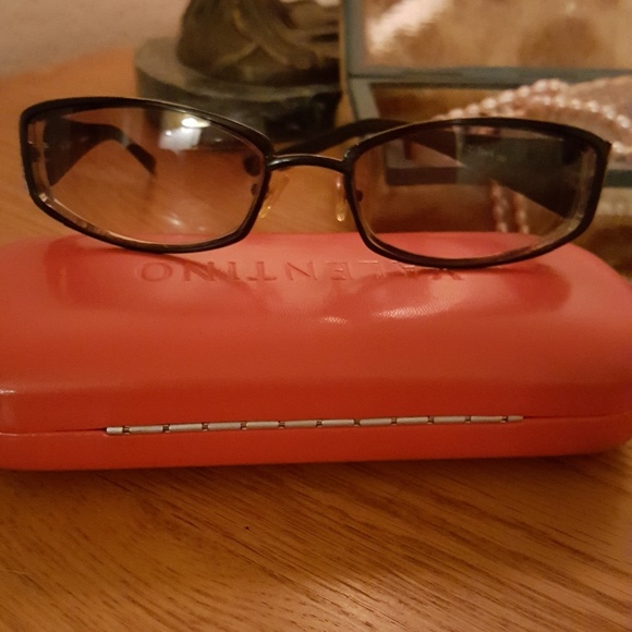 🌸AUTHENTIC VALENTINO SUNGLASSES. - Picture 6 of 7